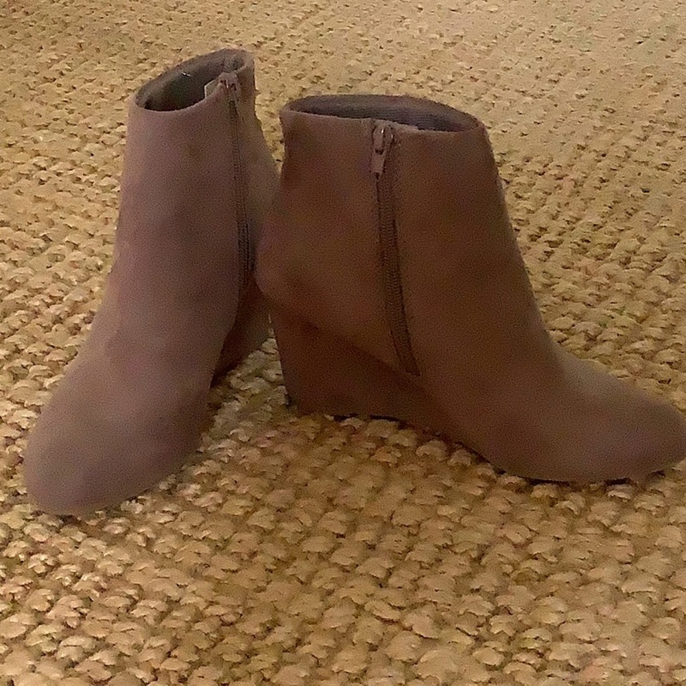 CUTE SUEDE BOOTIES | WEDGED | SIZE 7 1/2
